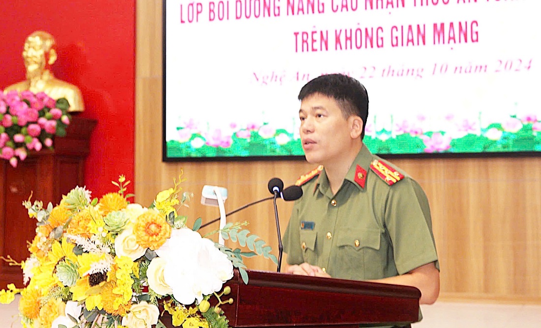 Đồng chí Đại tá Trần Hồng Quang, Phó Bí thư Đảng ủy, Phó Giám đốc Công an tỉnh phát biểu khai giảng Lớp bồi dưỡng