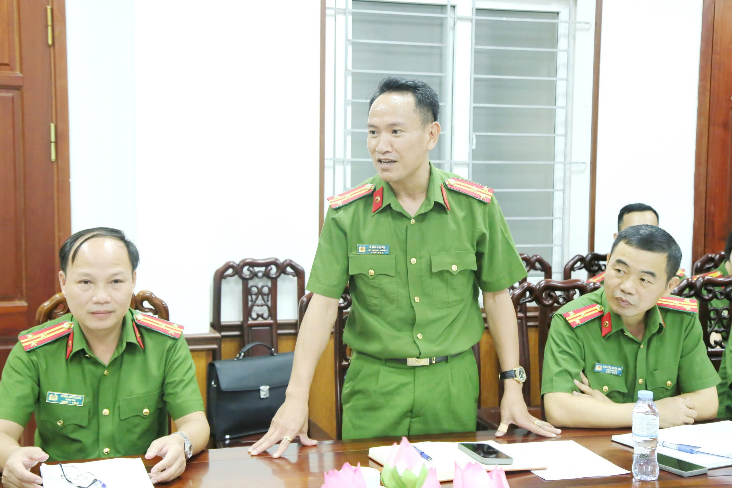 Đại diện Lãnh đạo Trại tạm giam báo cáo tình hình, kết quả công tác của đơn vị trong thời gian qua