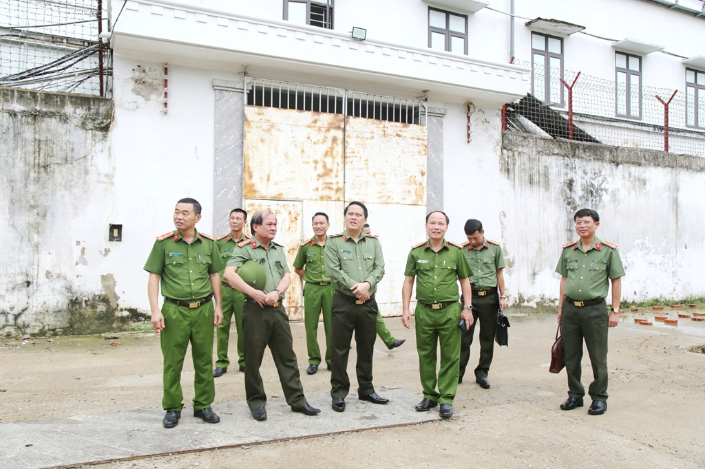 Đồng chí Thiếu tướng Bùi Quang Thanh, Ủy viên Ban Thường vụ Tỉnh ủy, Bí thư Đảng ủy, Giám đốc Công an tỉnh cùng đoàn công tác kiểm tra cơ sở vật chất và công trình đang thi công tại Trại tạm giam