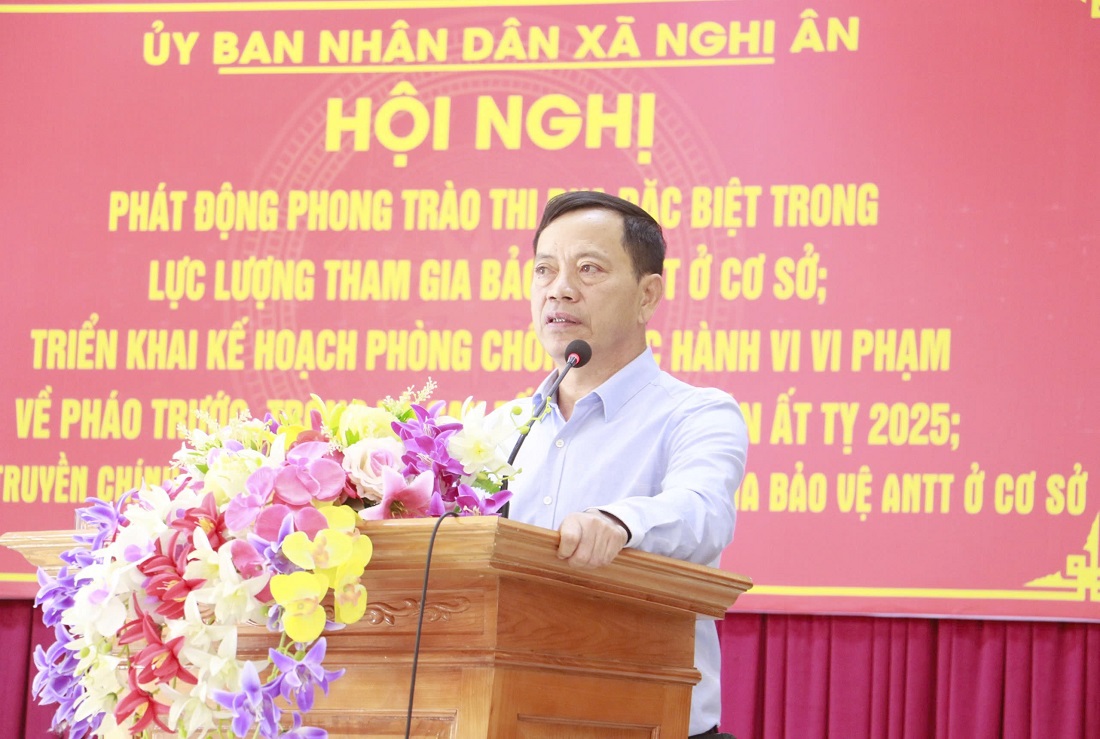 Đồng chí Nguyễn Đình Trúc, Bí thư Đảng uỷ, Chủ tịch HĐND xã Nghi Ân phát biểu tại Hội nghị