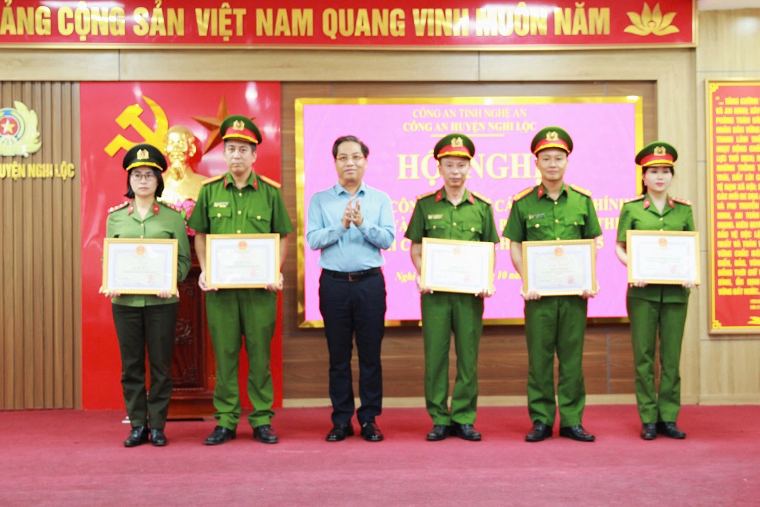 Đồng chí Nguyễn Thanh Tùng - Phó Bí thư Huyện ủy, Chủ tịch UBND huyện trao Giấy khen tặng các tập thể, cá nhân có thành tích xuất sắc trong thực hiện công tác CCHC