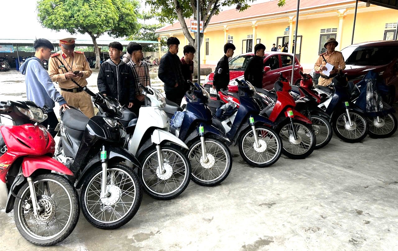 Công an huyện Nghi Lộc tiến hành xác minh, làm việc với các trường hợp học sinh vi phạm