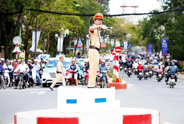 Âm hiệu còi, loa và các động tác chỉ huy, điều khiển giao thông đường bộ của Cảnh sát giao thông