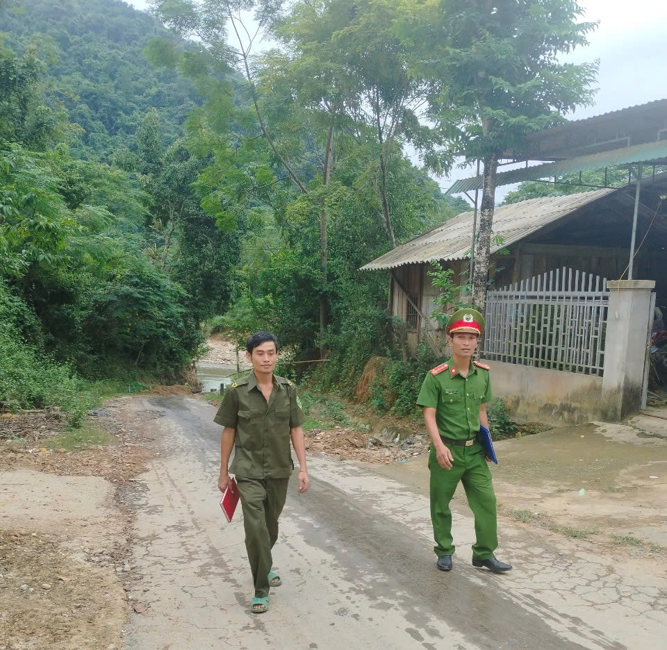 Với tinh thần trách nhiệm cao, tận tâm, tận tụy trong công việc, anh Lương Văn Phúc luôn tích cực tham gia tuần tra cùng Công an xã Chiêu Lưu