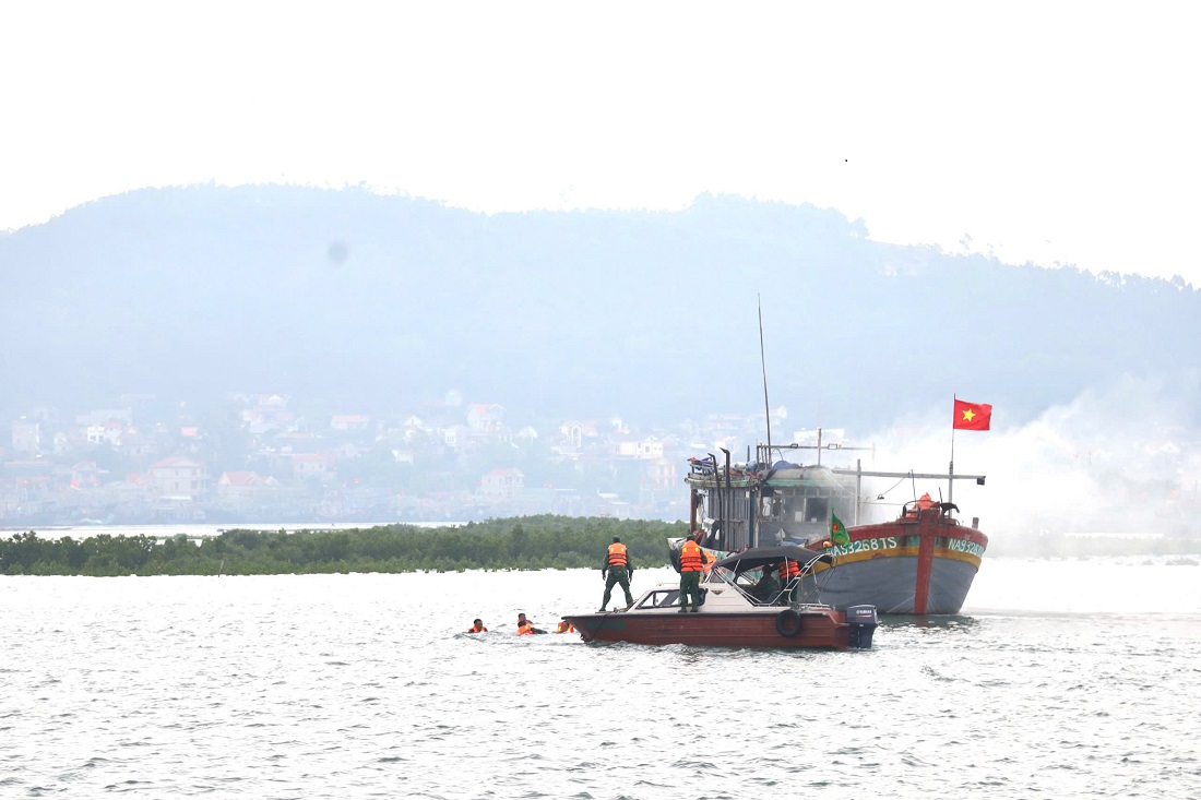 Lực lượng Biên phòng Quỳnh Phương nhanh chóng cứu vớt những thuyền viên gặp nạn đang chới với giữa biển và kéo tàu bị cháy vào Cảng cá để chữa cháy