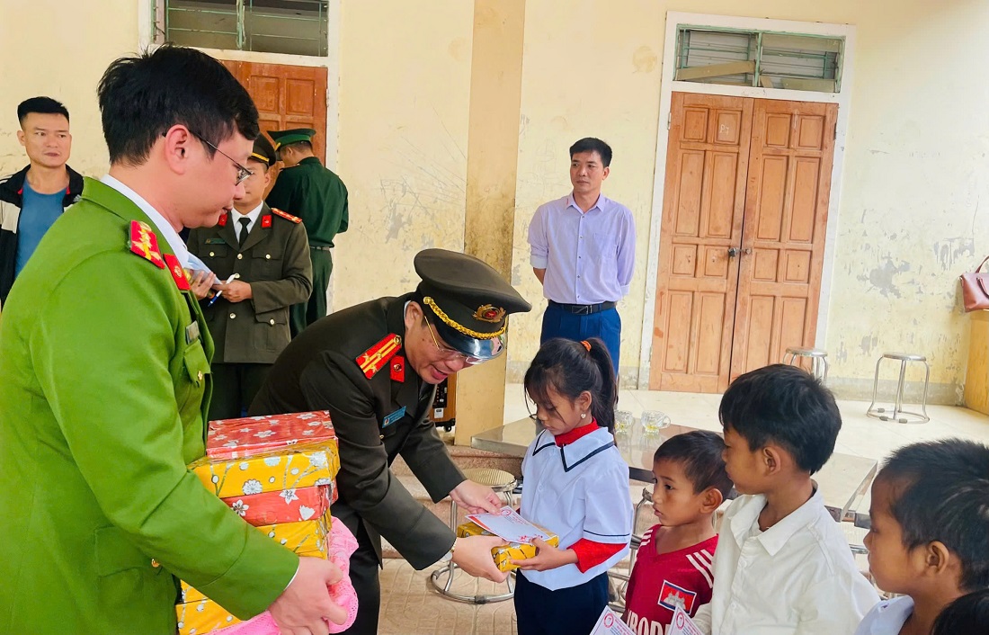 Đại diện Lãnh đạo Phòng công tác Đảng và công tác chính trị, Công an tỉnh chia sẻ khó khăn với học sinh miền núi