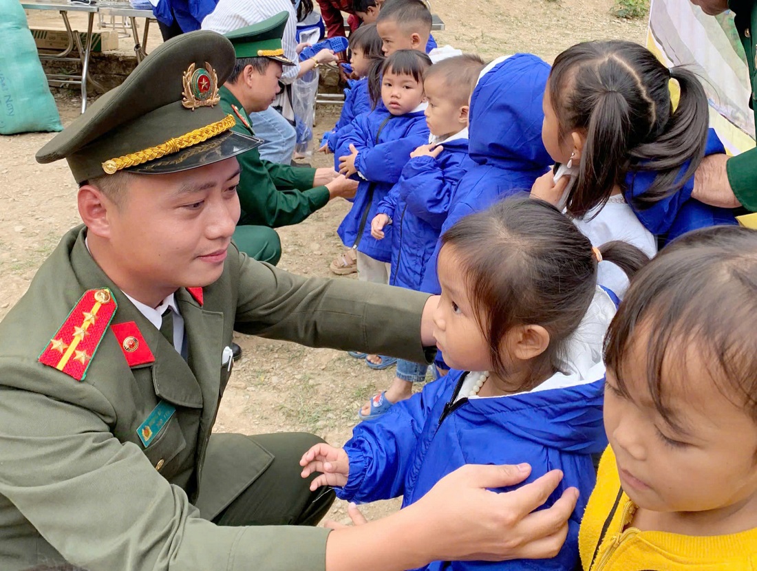 Đại diện Ban Thanh niên trao tặng quà cho các em học sinh 02 xã Mường Típ và Mường Ải