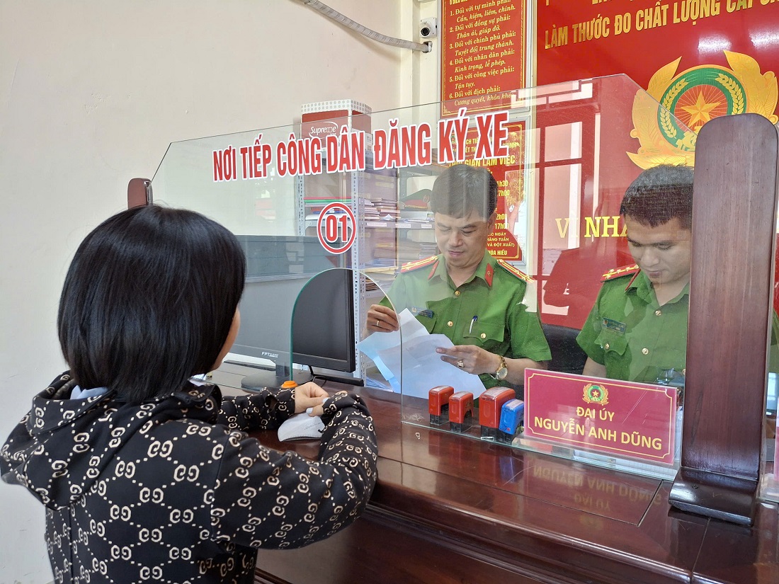 Lãnh đạo Công an thị xã Thái Hòa kiểm tra công tác tiếp dân tại Bộ phận một cửa Công an các phường: Hòa Hiếu, Long Sơn