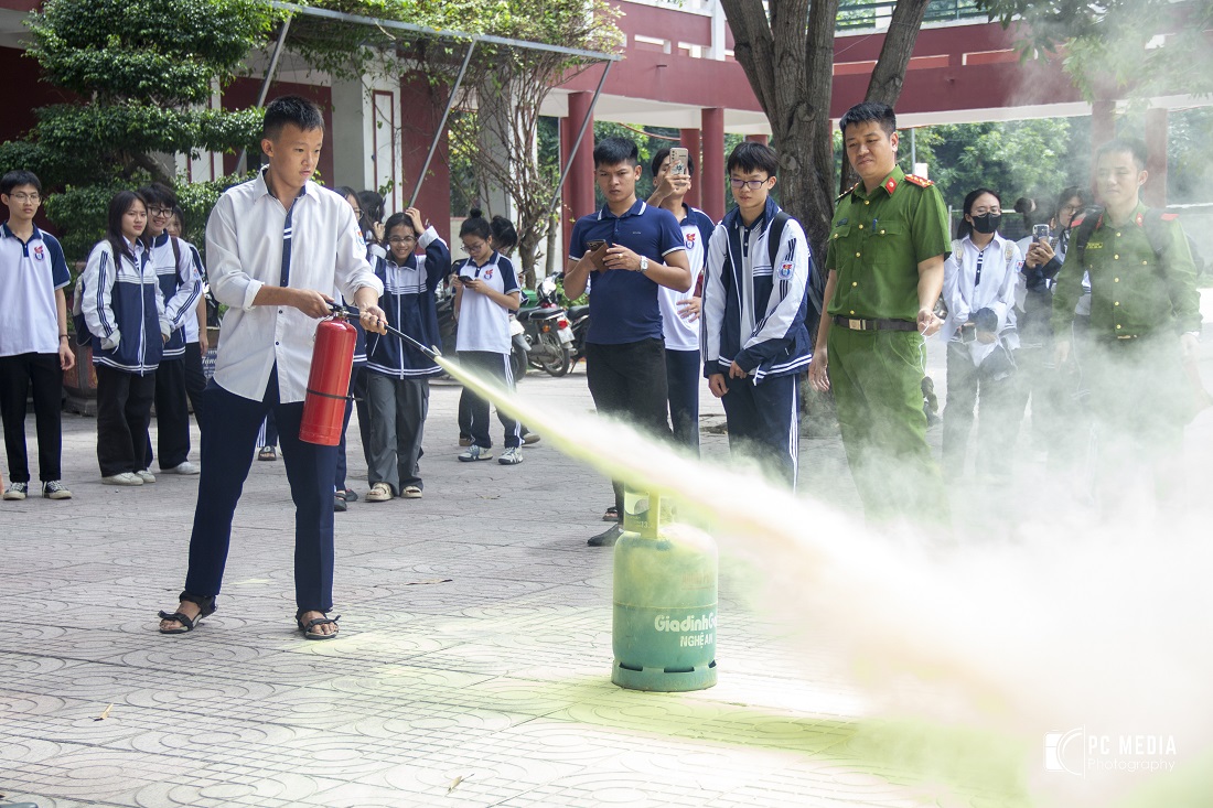 Các em học sinh được thực hành kỹ năng sử dụng bình chữa cháy