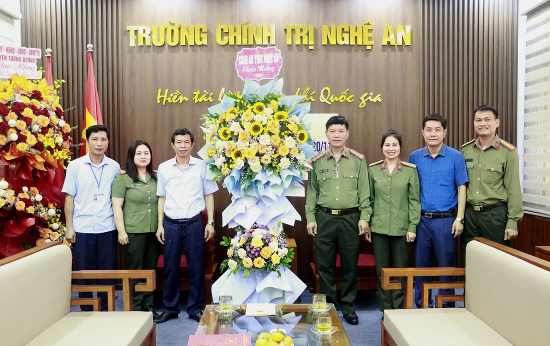 Đồng chí Đại tá Lê Văn Thái, Phó Giám đốc Công an tỉnh tặng hoa chúc mừng Trường Chính trị tỉnh