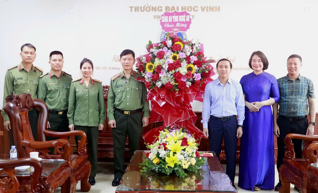 Đồng chí Đại tá Lê Văn Thái, Phó Giám đốc Công an tỉnh tặng hoa chúc mừng Trường Đại học Vinh