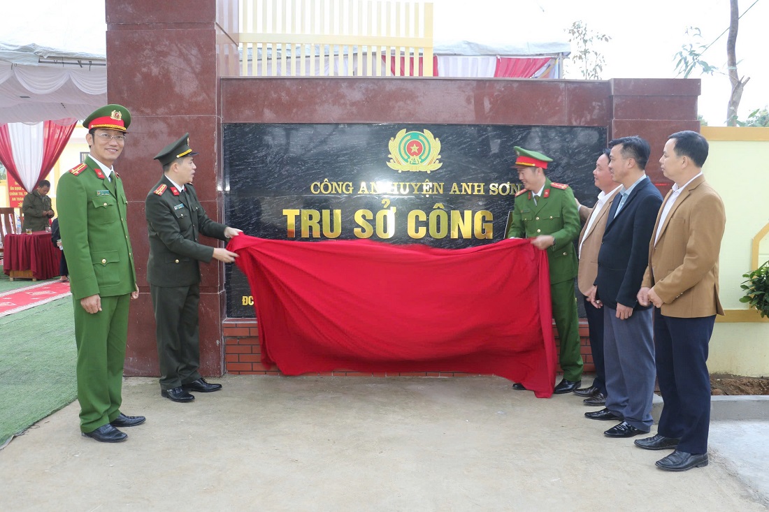 Các đại biểu cắt băng khánh thành và mở băng biển trụ sở làm việc Công an xã Thành Sơn, huyện Anh Sơn