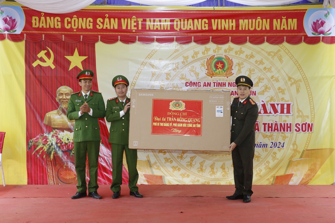 Đồng chí Đại tá Trần Hồng Quang, Phó Bí thư Đảng uỷ, Phó Giám đốc Công an tỉnh tặng quà Công an xã