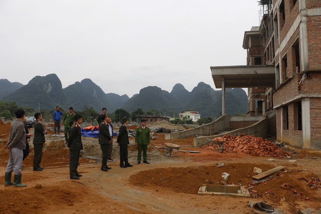 Đồng chí Đại tá Trần Hồng Quang, Phó Bí thư Đảng uỷ, Phó Giám đốc Công an tỉnh kiểm tra tiến độ thi công tại trụ sở làm việc mới Công an huyện Con Cuông