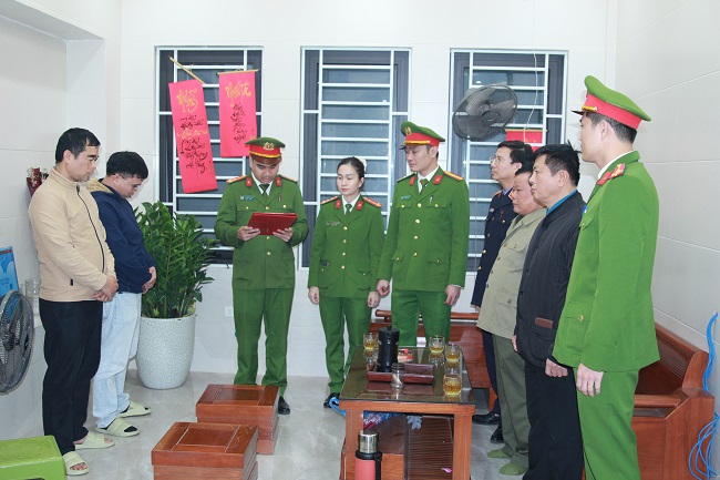 Công an thành phố Vinh bắt, khám xét khẩn cấp 3 đối tượng làm giả báo cáo đánh giá tác động môi trường