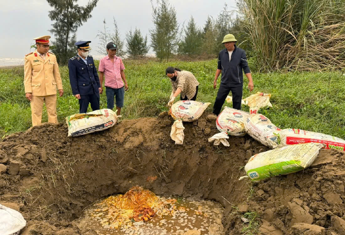 Cơ quan chức năng tiến hành tiêu hủy số thực phẩm bẩn không rõ nguồn gốc, xuất xứ