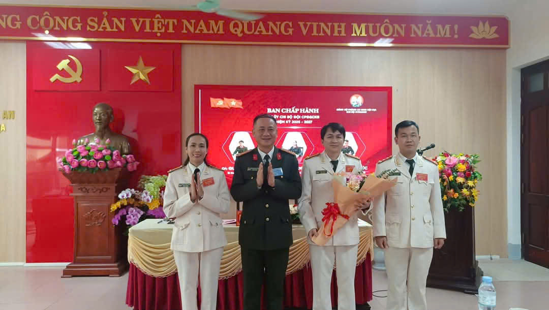 Phát huy tinh thần trách nhiệm, tập trung dân chủ, trí tuệ tập thể, Đại hội Chi bộ Đội 4 Phòng An ninh nội địa bầu ra Ban chấp hành nhiệm kỳ 2025 - 2027 gồm 03 đồng chí có đủ năng lực phẩm chất để lãnh đạo chi bộ, đội công tác trong nhiệm kỳ mới