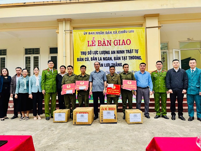 Đoàn công tác của huyện Kỳ Sơn trao quà cho các Tổ an ninh trật tự cơ sở trên địa bàn xã Chiêu Lưu