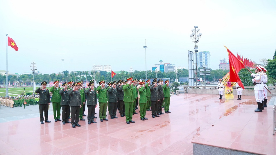 Đoàn đại biểu Công an tỉnh dâng hoa tưởng niệm Chủ tịch Hồ chí Minh dưới Tượng đài mang tên Người tại thành phố Vinh