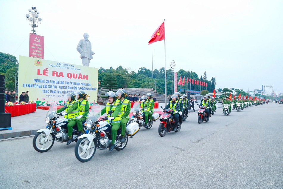 Công an Nghệ An diễu hành, biểu dương lực lượng 