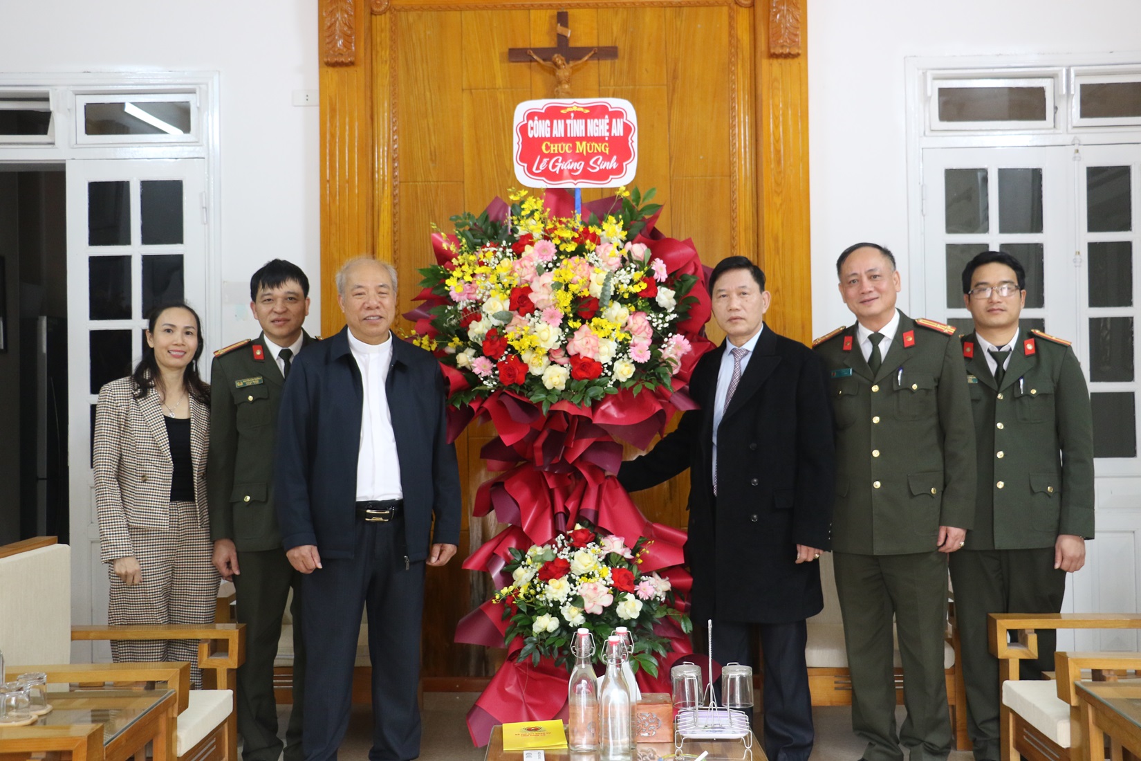 Đại tá Lê Văn Thái cùng đoàn công tác Công an tỉnh Nghệ An chúc mừng, tặng quà tại Giáo hạt Xã Đoài