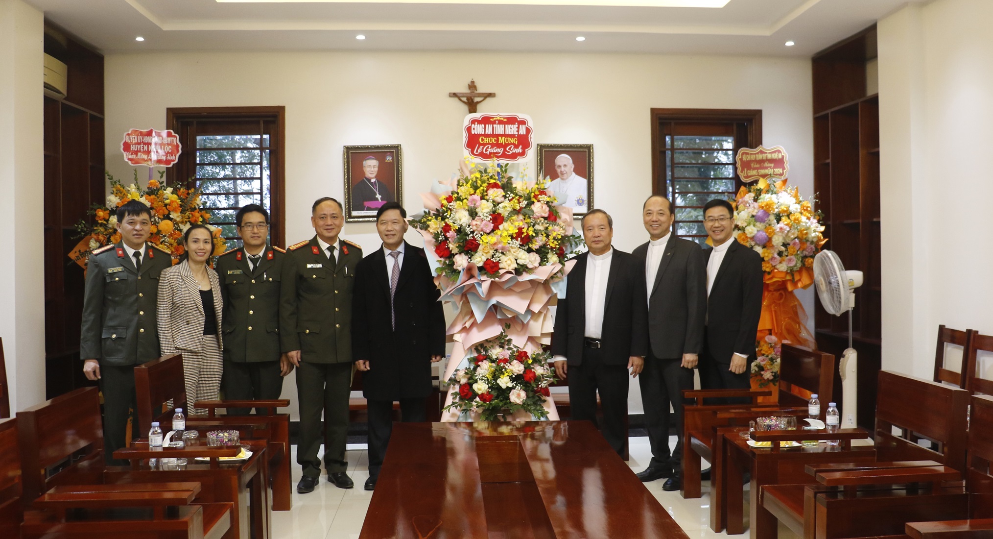 Đại tá Lê Văn Thái cùng đoàn công tác Công an tỉnh Nghệ An chúc mừng, tặng quà tại Đại chủng viện Vinh – Thanh