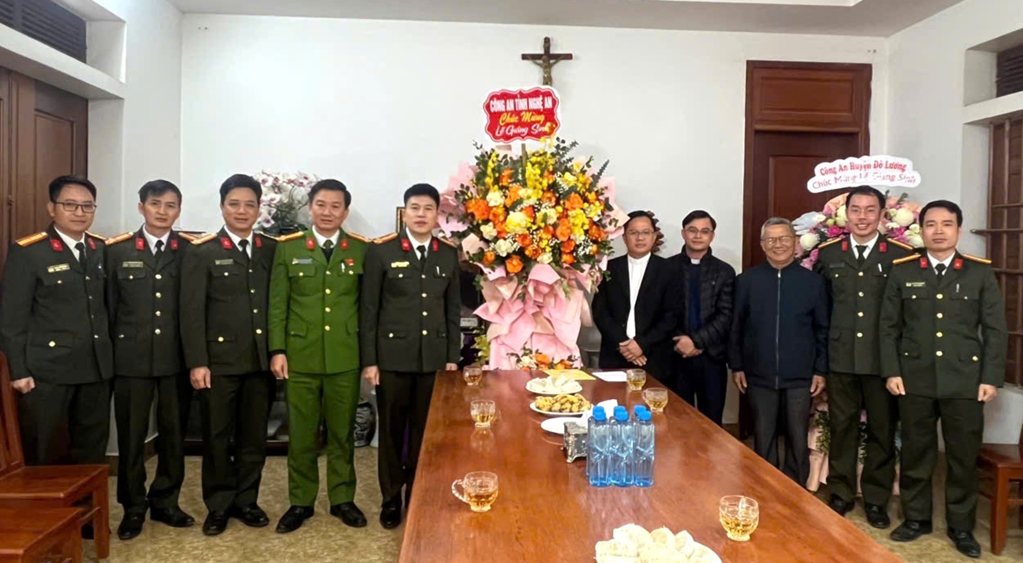 Đại tá Trần Hồng Quang cùng đoàn công tác Công an tỉnh Nghệ An chúc mừng, tặng quà tại Giáo hạt Bột Đà, xã Đà Sơn, huyện Đô Lương