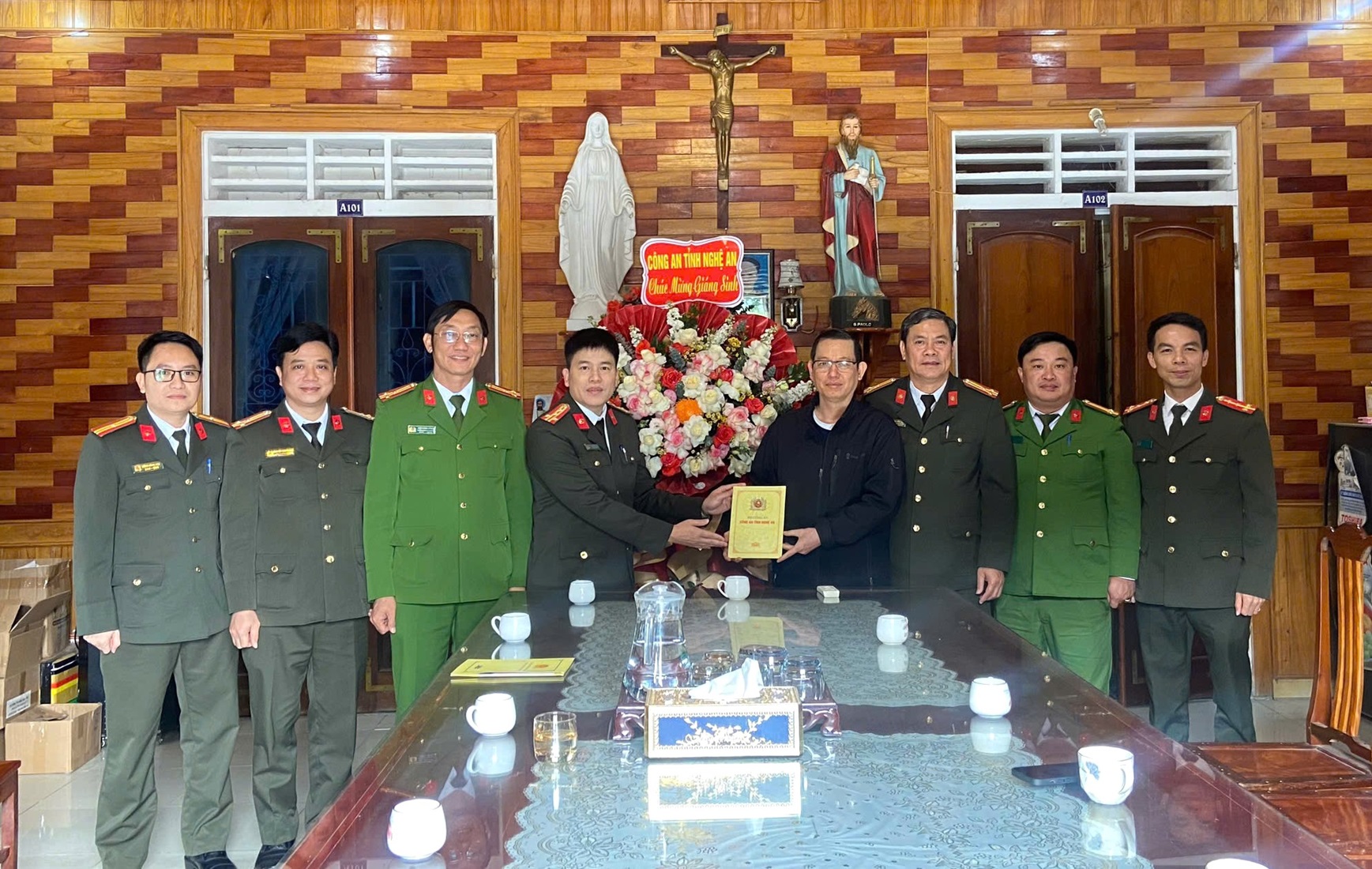 Đại tá Trần Hồng Quang cùng đoàn công tác Công an tỉnh Nghệ An chúc mừng, tặng quà tại Giáo hạt Quan Lãng xã Tường Sơn, huyện Anh Sơn