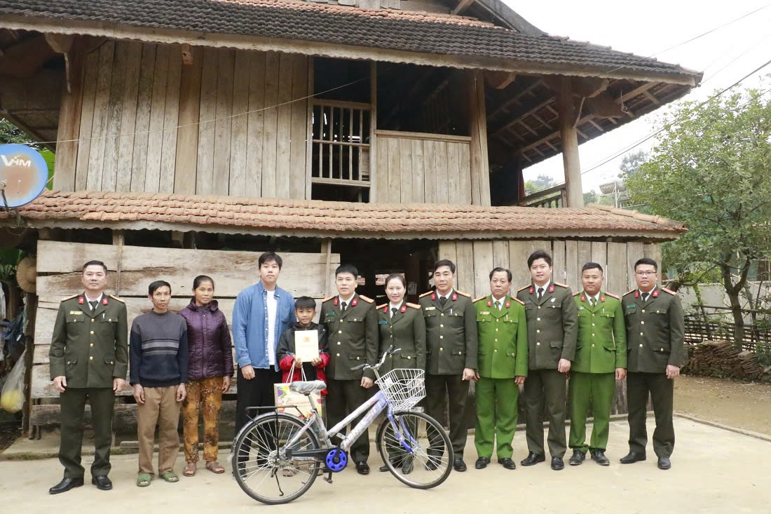 Đồng chí Đại tá Trần Hồng Quang, Phó Giám đốc Công an tỉnh tặng quà cháu Lô Gia Vỹ