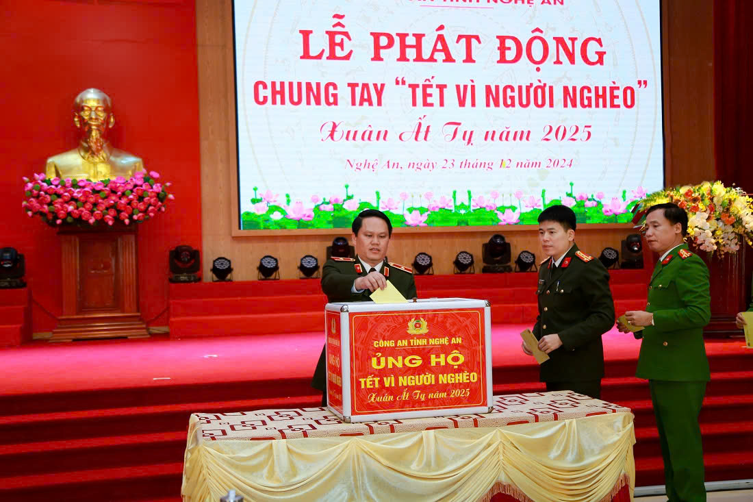 Đồng chí Thiếu tướng Bùi Quang Thanh, Ủy viên Ban Thường vụ Tỉnh ủy, Bí thư Đảng ủy, Giám đốc Công an tỉnh ủng hộ Tết vì người nghèo - Xuân Ất Tỵ năm 2025”