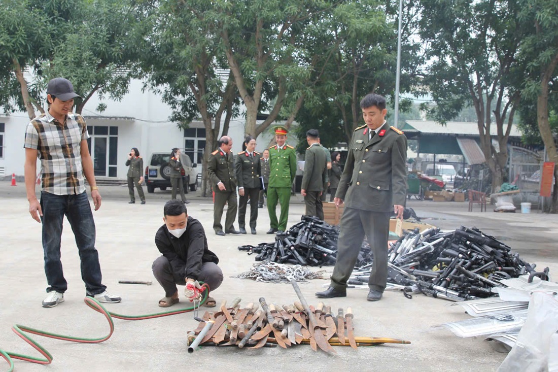 Sử dụng lửa để đốt cháy hoàn toàn trước khi chôn lấp