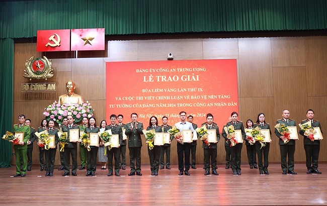 Bộ trưởng Lương Tam Quang trao giải A Giải Búa Liềm Vàng và giải A Cuộc thi chính luận bảo vệ nền tảng tư tưởng của Đảng trong CAND năm 2024 cho các tác giả, đại diện nhóm tác giả 