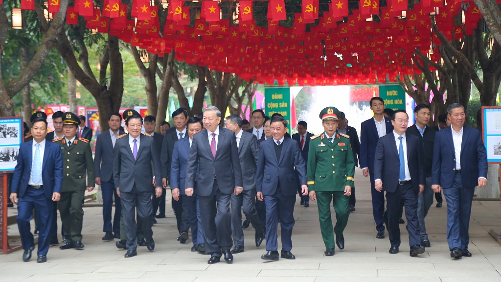 Tổng Bí thư Tô Lâm cùng đoàn đại biểu Khu Di tích Quốc gia đặc biệt Kim Liên.