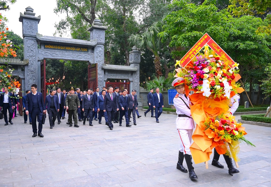 Tổng Bí thư Tô Lâm cùng đoàn đại biểu dâng hoa tưởng niệm Chủ tịch Hồ Chí Minh.