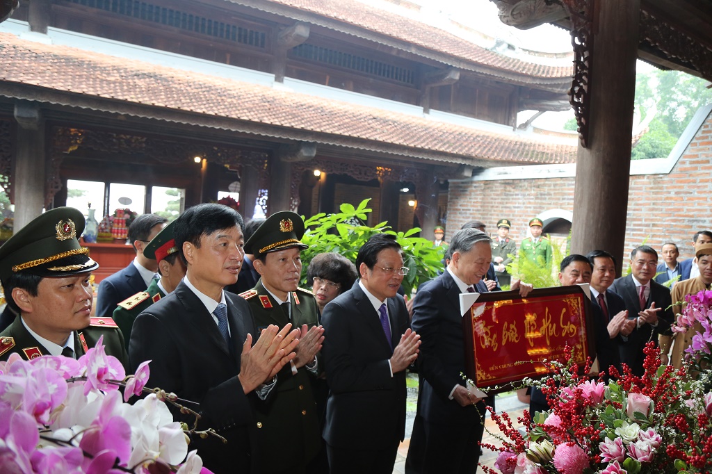 Đồng chí Tổng Bí thư Tô Lâm cùng đoàn đại biểu tặng bức trướng lưu niệm Từng bước nở hoa sen tại đền Chung Sơn.