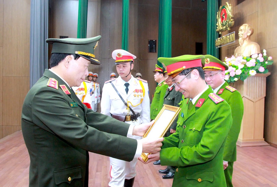 Thứ trưởng Bộ Công an Lê Quốc Hùng trao Quyết định công nhận sáng kiến CCHC cấp Bộ cho Công an tỉnh Nghệ An