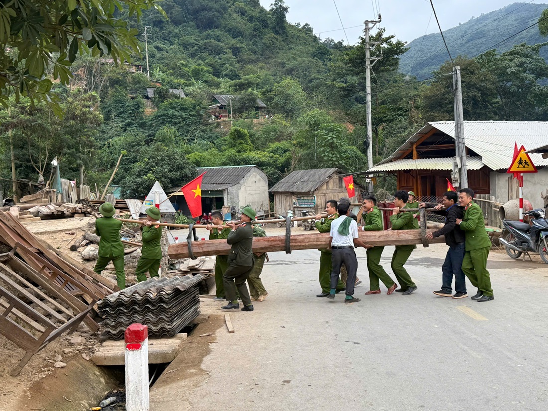 Cán bộ, chiến sỹ Công an các địa phương luôn xông pha, kịp thời có mặt hỗ trợ người dân trong các đợt bão, lũ