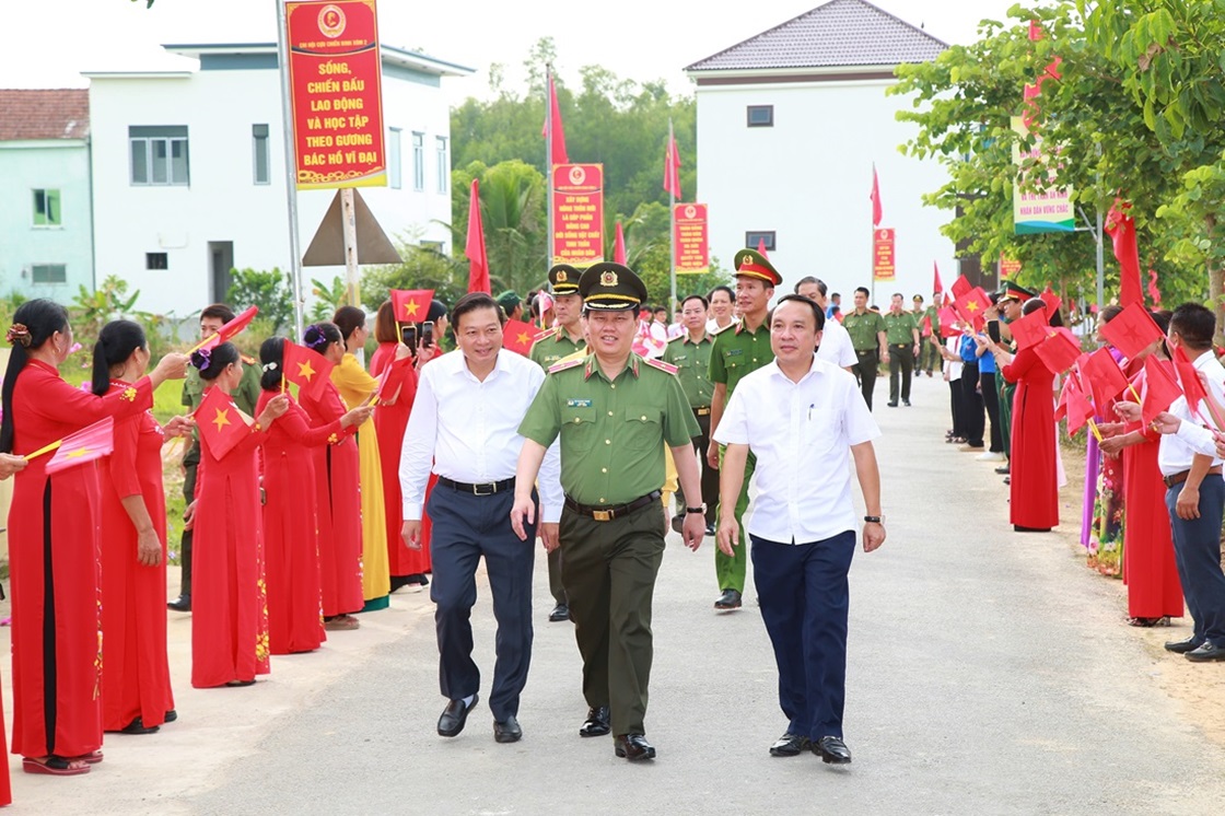 Đồng chí Lê Hồng Vinh, Ủy viên Ban Thường vụ Tỉnh ủy, Phó Chủ tịch Thường trực UBND tỉnh và Thiếu tướng Bùi Quang Thanh, Ủy viên Ban Thường vụ Tỉnh ủy, Giám đốc Công an tỉnh dự Ngày hội đại đoàn kết toàn dân cùng Nhân dân xã Nghi Hưng, huyện Nghi Lộc