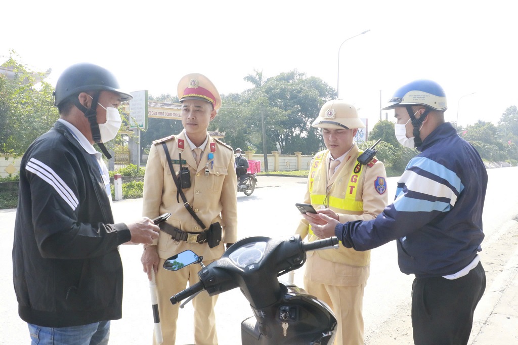 Đội CSGT Công an huyện Nam Đàn kết hợp tuyên truyền đến người dân về những điểm mới của Nghị định 168