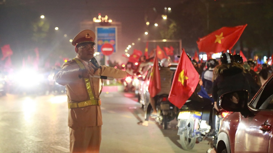 Dòng người ăn mừng chiến thắng tuân thủ Luật giao thông