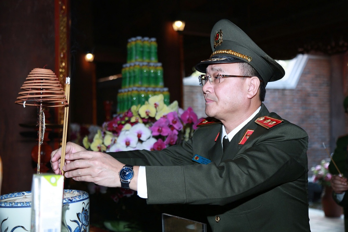 Đồng chí Trung tướng Phạm Thế Tùng - Ủy viên Ban Thường vụ Đảng ủy Công an Trung ương,  Thứ trưởng Bộ Công an dâng hương tại đền Chung Sơn