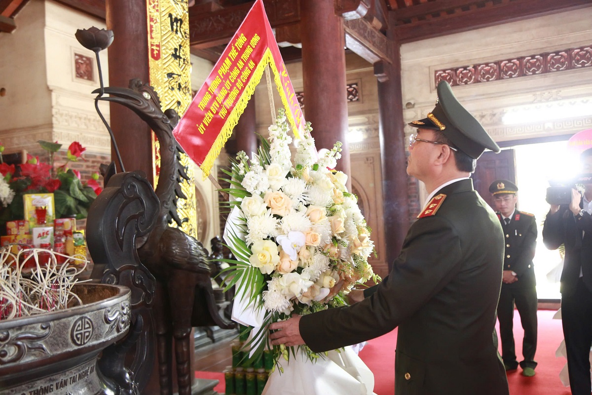 Đồng chí Trung tướng Phạm Thế Tùng - Ủy viên Ban Thường vụ Đảng ủy Công an Trung ương, Thứ trưởng Bộ Công an dâng hương, dâng hoa tri ân các anh hùng liệt sĩ tại Khu Di tích lịch sử Quốc gia Truông Bồn