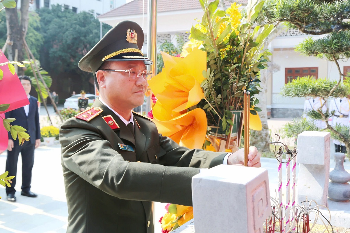 Đồng chí Trung tướng Phạm Thế Tùng - Ủy viên Ban Thường vụ Đảng ủy Công an Trung ương, Thứ trưởng Bộ Công an dâng hương tưởng niệm Chủ tịch Hồ Chí Minh tại Nhà tưởng niệm Người trong khuôn viên Công an tỉnh Nghệ An