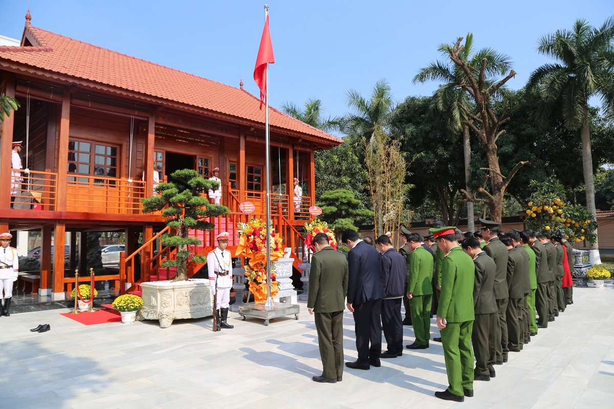 Đoàn đại biểu tưởng nhớ công lao to lớn của Chủ tịch Hồ Chí Minh tại Nhà tưởng niệm Người trong khuôn viên Công an tỉnh Nghệ An