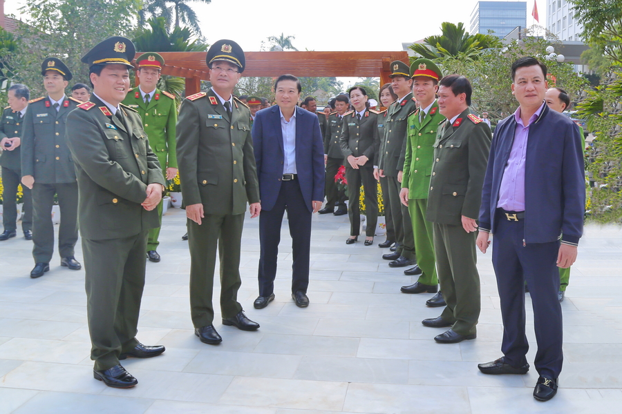 Đoàn đại biểu tham quan Nhà tưởng niệm Chủ tịch Hồ Chí Minh trong khuôn viên Công an tỉnh Nghệ An