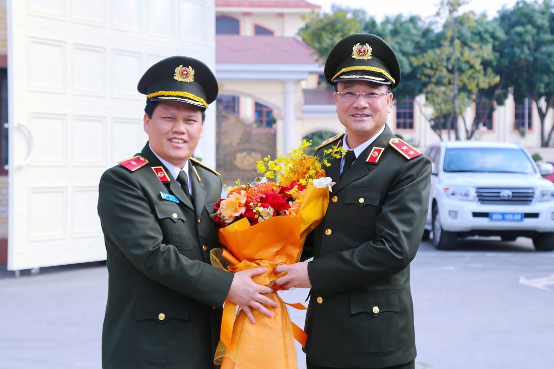 Đồng chí Thiếu tướng Bùi Quang Thanh, Uỷ viên Ban thường vụ Tỉnh ủy, Giám đốc Công an tỉnh tặng hoa đồng chí Trung tướng Phạm Thế Tùng, Uỷ viên Ban Thường vụ Đảng ủy Công an Trung ương, Thứ trưởng Bộ Công an