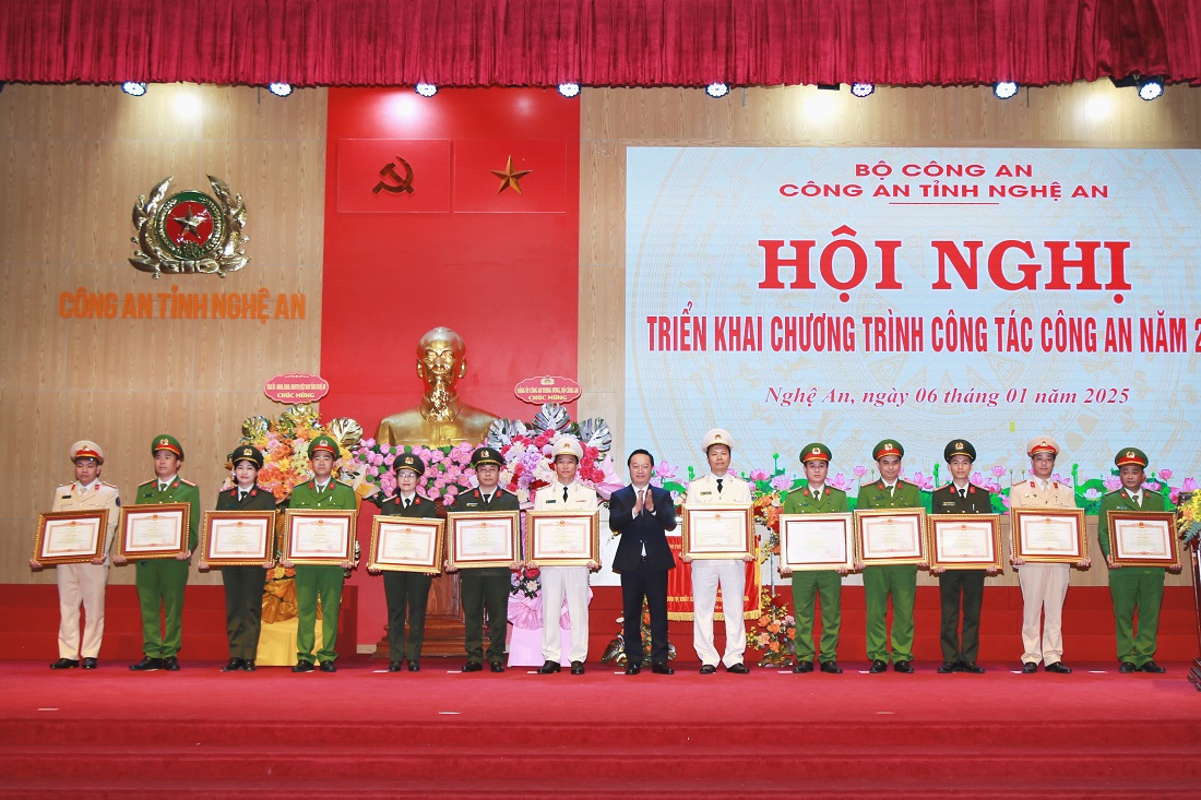 Đồng chí Nguyễn Đức Trung, Bí thư Tỉnh ủy trao Huân chương Chiến công hạng Ba cho đồng chí Trung tá Hà Huy Đức, Đội trưởng - Phòng Cảnh sát hình sự; Bằng khen Thủ tướng cho 03 tập thể, 08 cá nhân