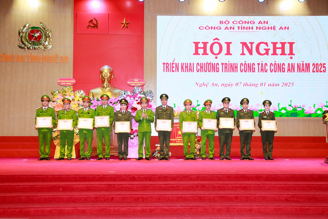 Đồng chí Đại tá Nguyễn Duy Thanh, Phó Giám đốc Công an tỉnh trao danh hiệu Đơn vị Tiên tiến tặng 11 tập thể