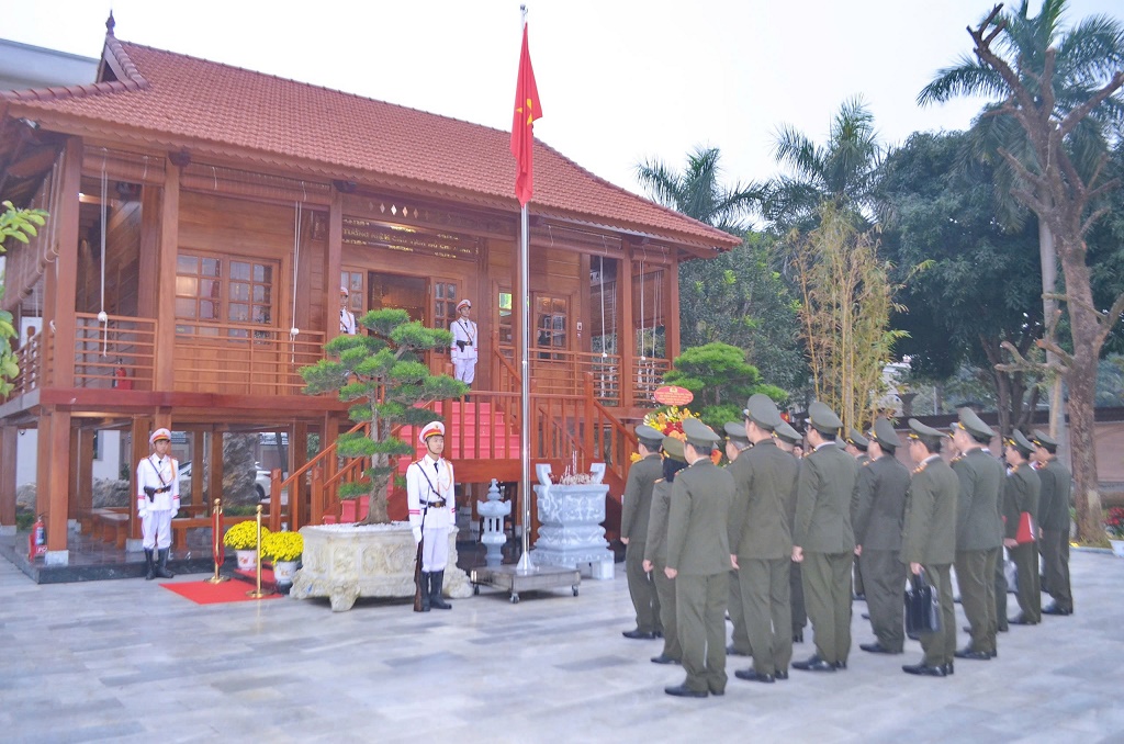 Đoàn đại biểu dâng hương tại Nhà Tưởng niệm Hồ Chí Minh trong khuôn viên Công an tỉnh