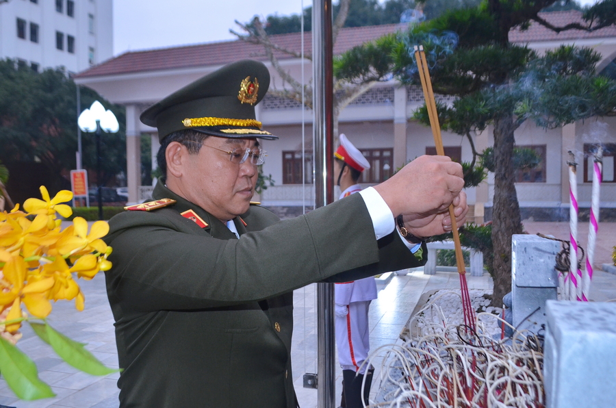 Trung tướng Trần Đức Tuấn, Chánh Thanh tra Bộ Công an dâng hương tưởng niệm Chủ tịch Hồ Chí Minh tại Nhà tưởng niệm trong khuôn viên Công an tỉnh Nghệ An